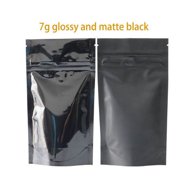 Os sacos pequenos pretos da erva daninha 1/4oz para o Ziplock do CR das flores do  levantam-se o malote